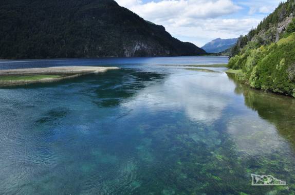 Belíssimo rio de águas geladas e transparentes no Parque Nacional Los Alerces, ao norte de Trevelin, na patagônia argentina